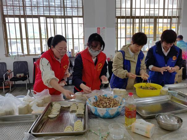 ”巧手包团圆，心手共相牵“党建活动2.jpg